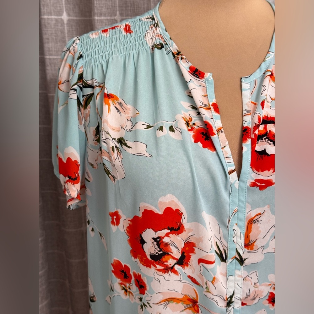 NWOT Fun 2 Fun plus size floral short sleeve blouse - Picture 2 of 5
